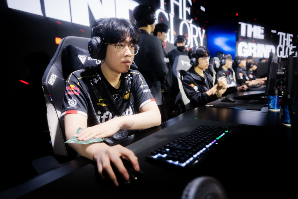 WBG轻取NS，Zeus操刀奇招英雄翻盘小组赛3:1（深圳）