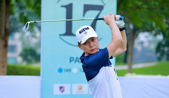 高尔夫明星选手受伤退赛，引发热议